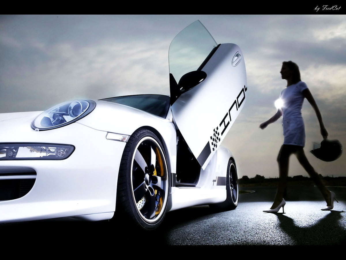 Mężczyzna stojący obok samochodu : tapeta na pulpit