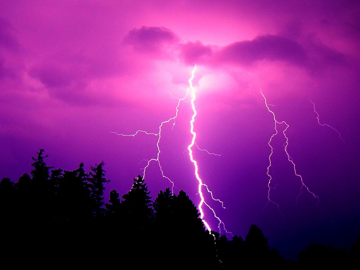 Osoba puszczająca latawiec w ciemnym pochmurnym niebie - darmowe tapeta na komputer 1600x1200