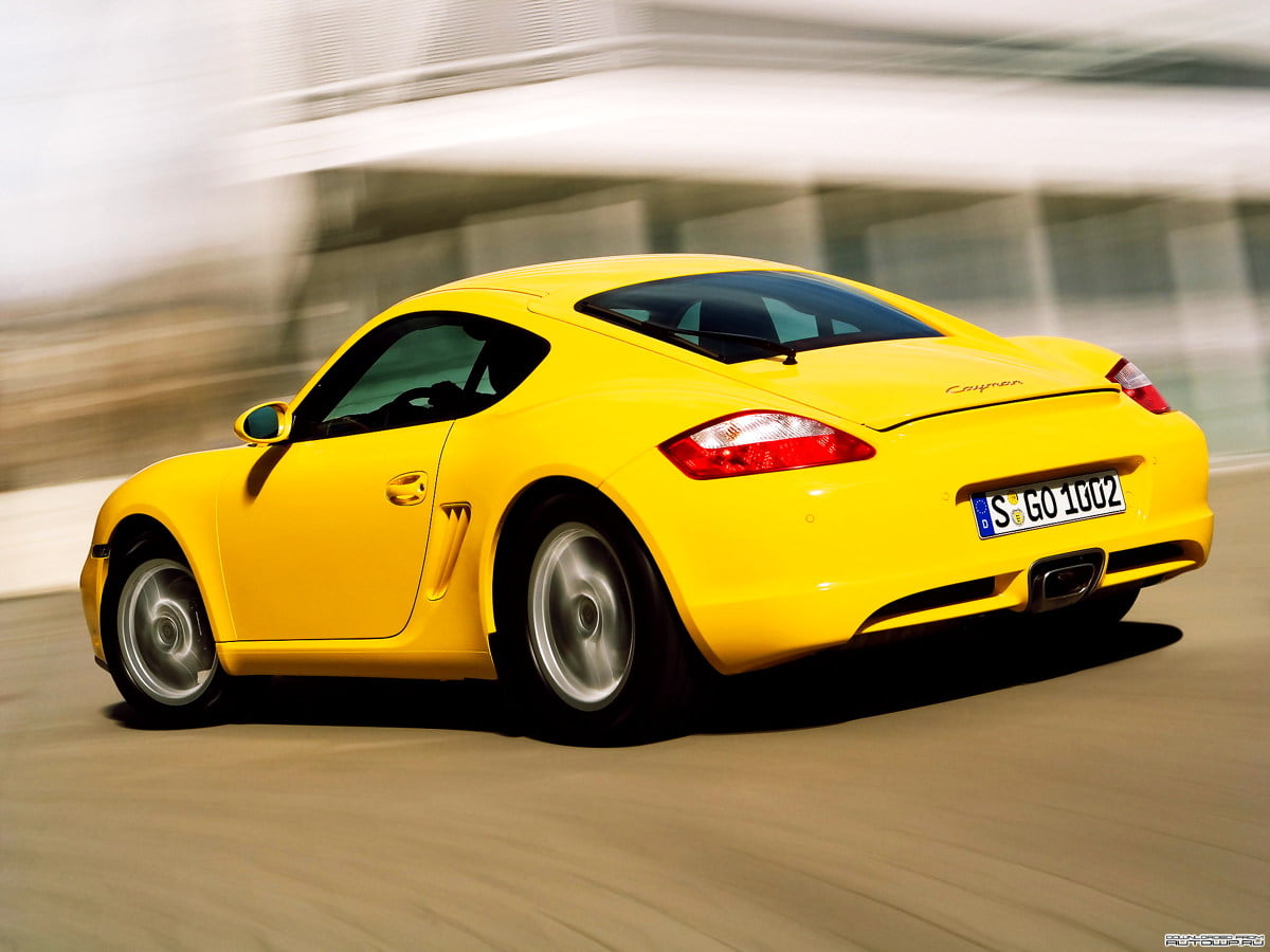 2048x1536 tapeta na telefon — żółty i czerwony Porsche zabawka na drodze