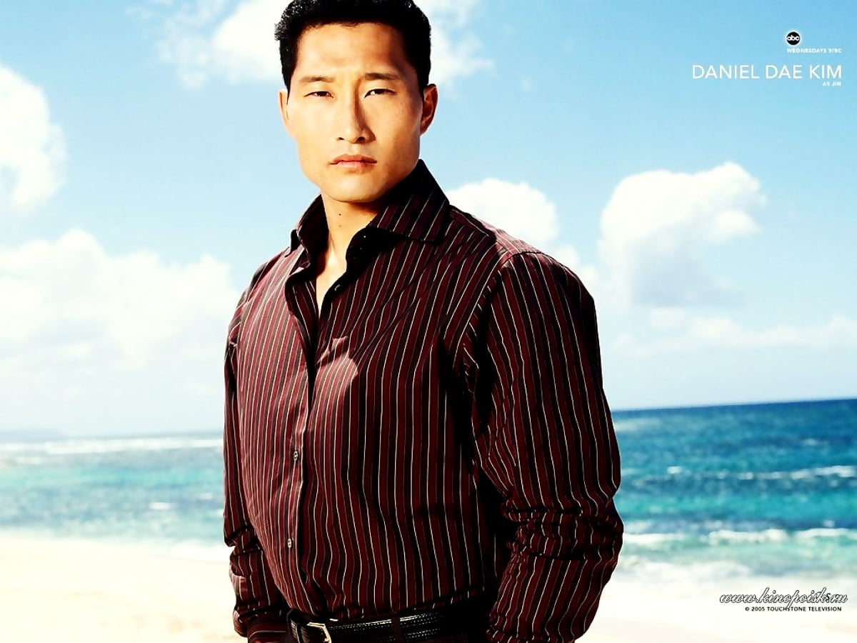Daniel Dae Kim stojący przed plażą (scena z filmu "Zagubieni")